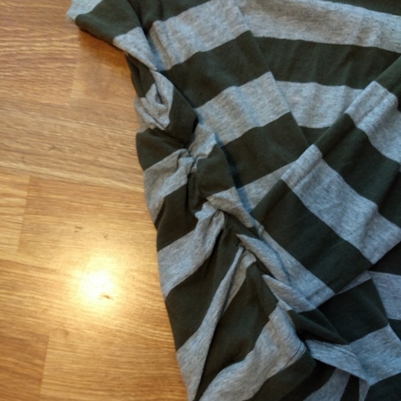 Liz Lange maternity top - Picture 2 of 3